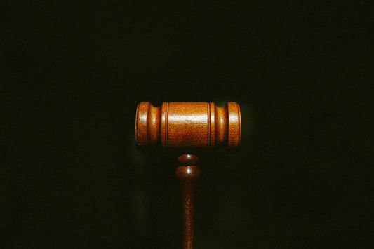 marteau de juge en bois sur fond noir